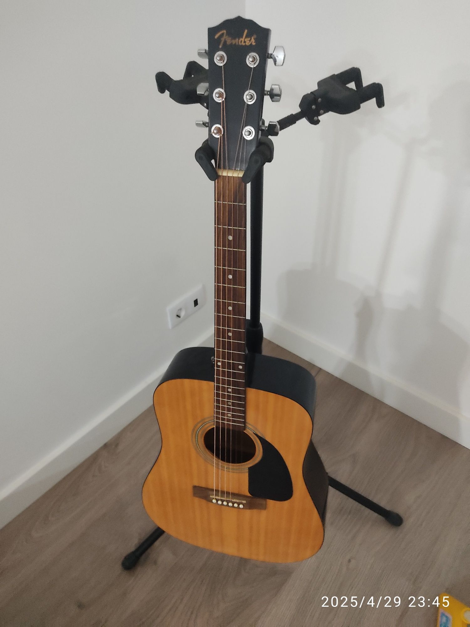 Guitarra e suporte de guitarra com pouco uso