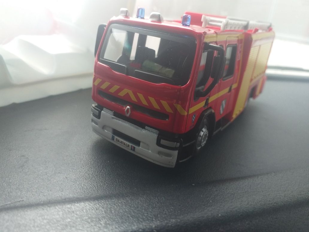 Miniaturas de carros bombeiros.