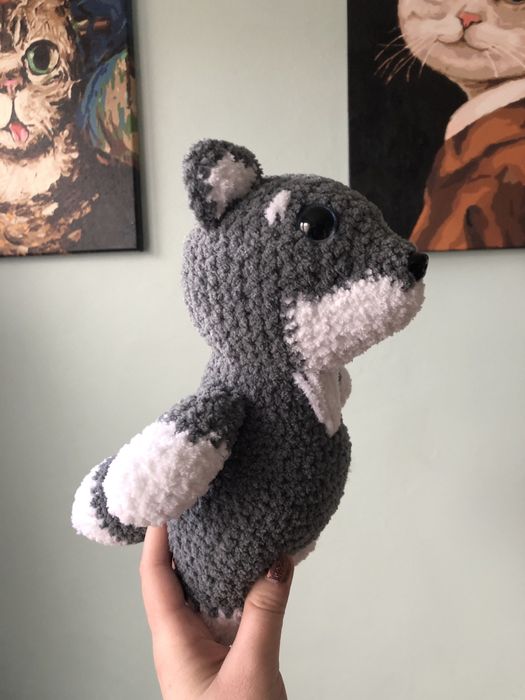 Pluszowy, puchaty wilk na szydełku