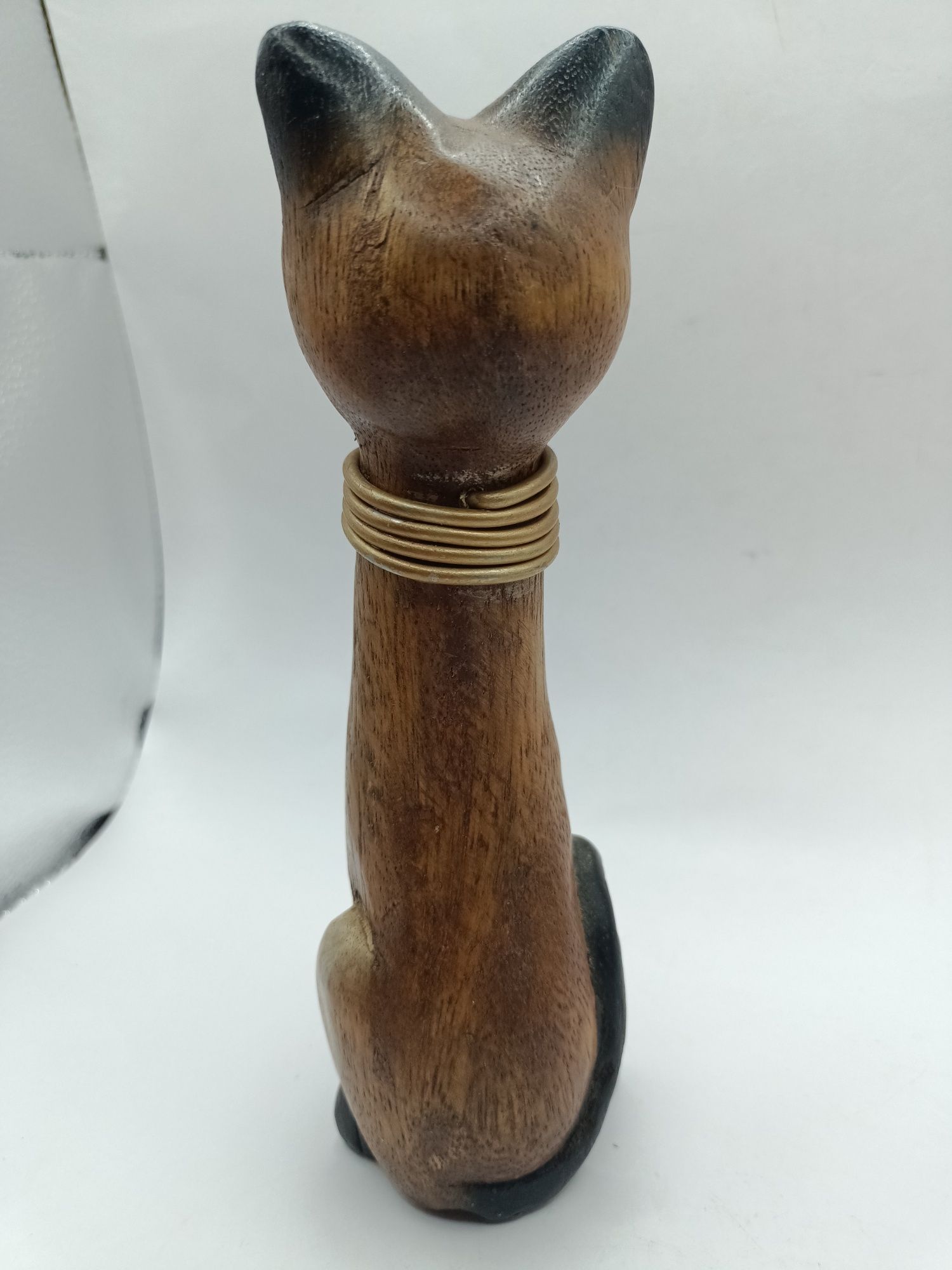 Figurka rzeźba artystyczna drewno kot z metalowymi elementami
