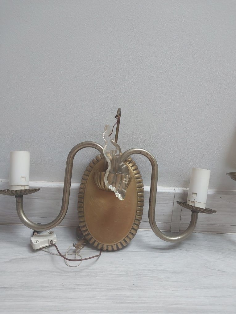 Stary mosiężny żyrandol lampa i kinkiet
