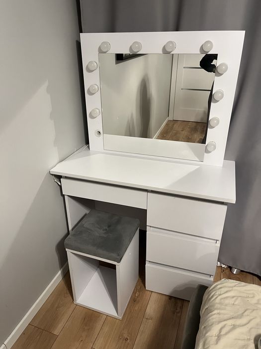 Toaletka Kosmetyczna Z Lustrem i Światłami LED taborecik krzesełko