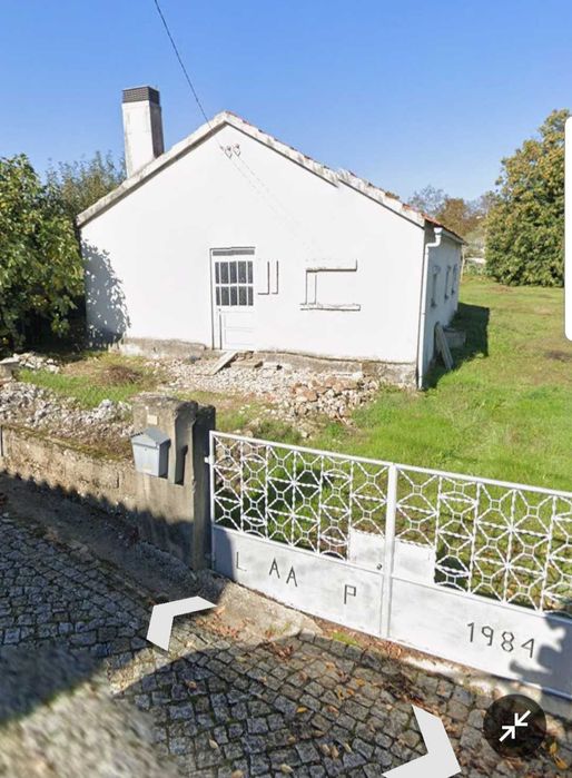 Moradia para restauro 140 m2 mais 60 m2 anexo em lote 1800m2