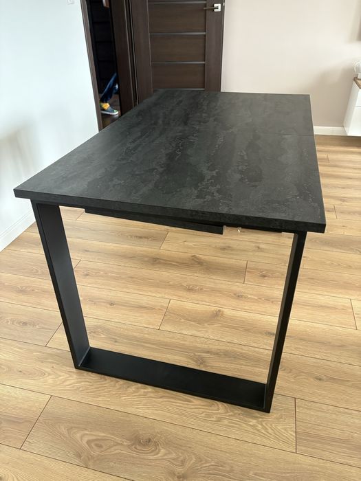 Stół rozkładany z metalowymi nogami