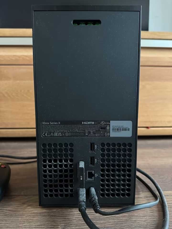 X Box Series X + 2 TB  SSD+ 2 Kontrolery
