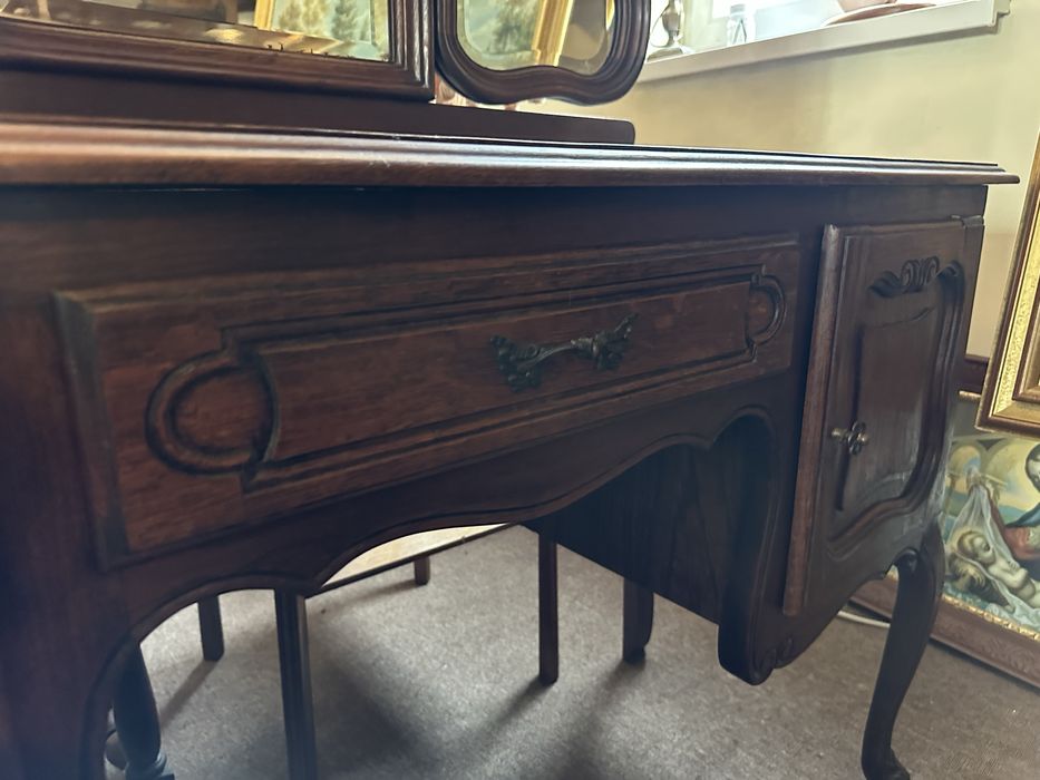 Drewniana toaletka ludwikowska