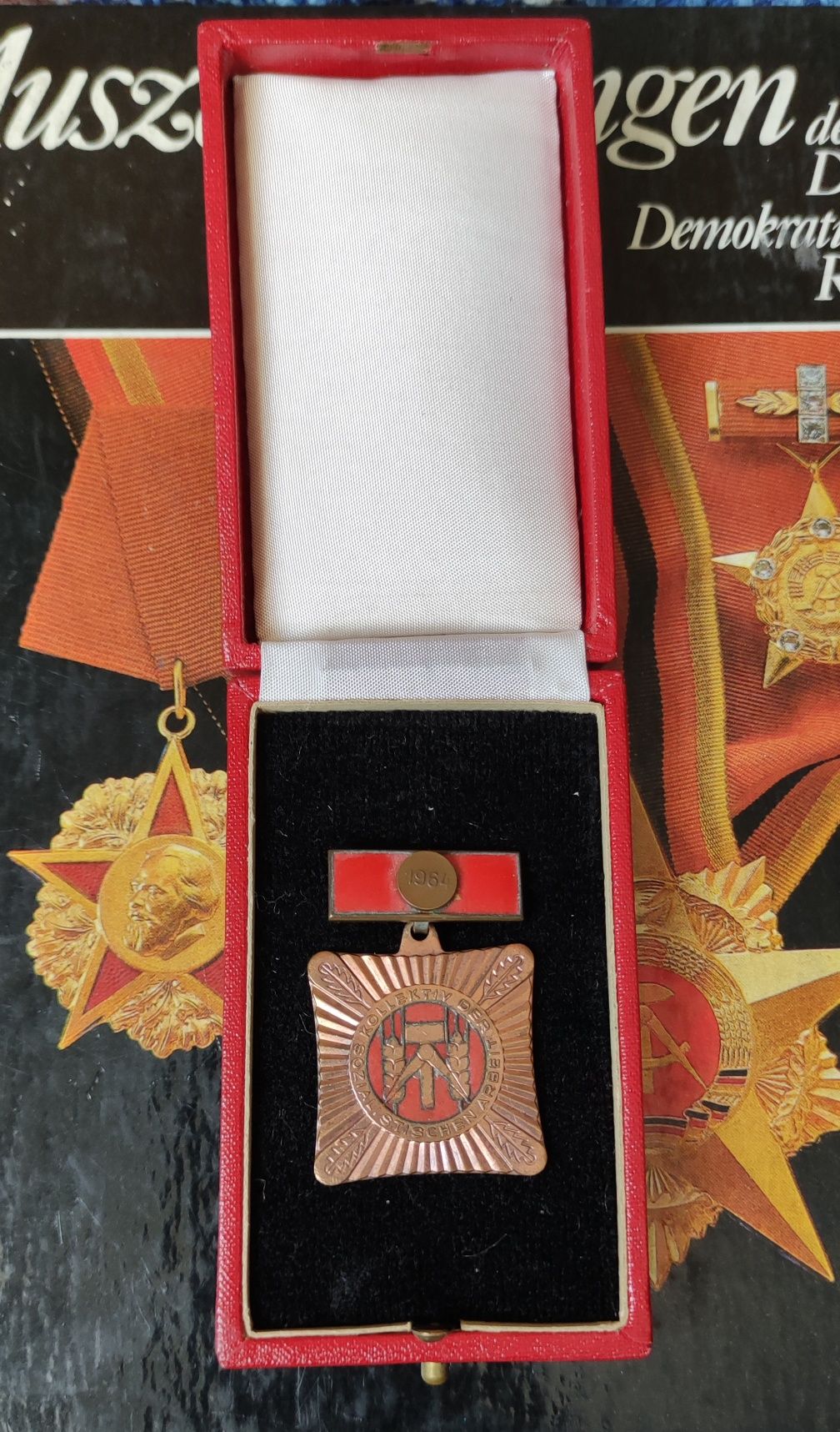 NRD medal honorowy Kolektyw Pracy Socjalistycznej 1964 rok