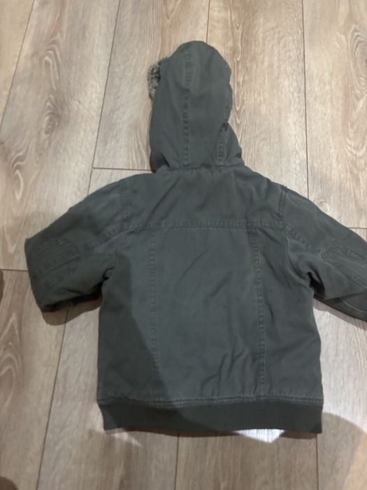 Подарую курточку,черевички і шарфік