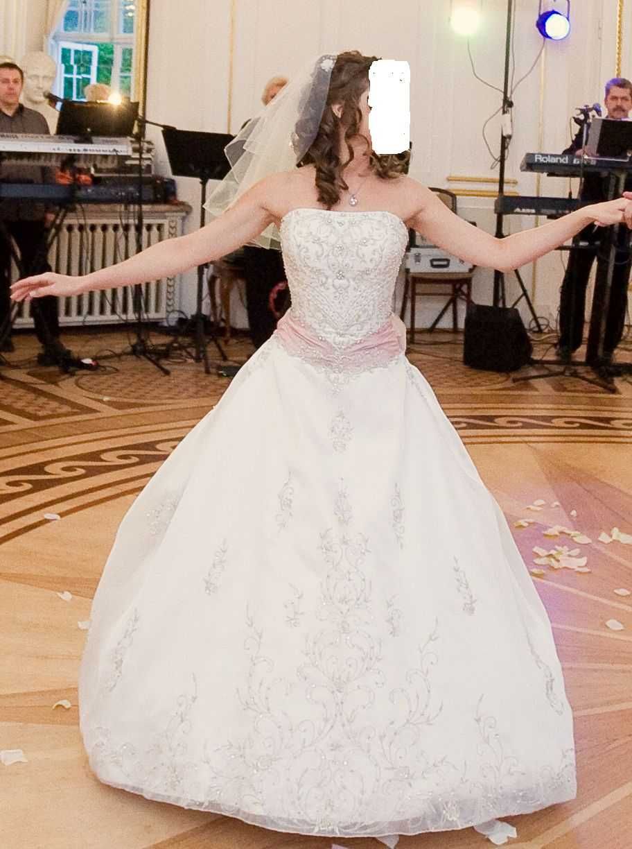 suknia ślubna typu "księżniczka"  z kryształkami Swarowskiego