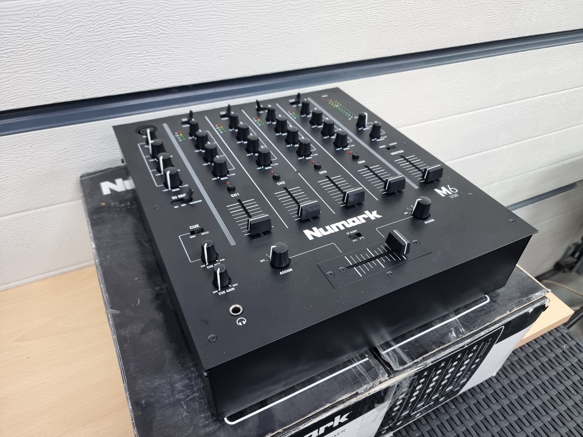 Mixer numark m6 usb uszkodzony nie włącza się okazja ładny