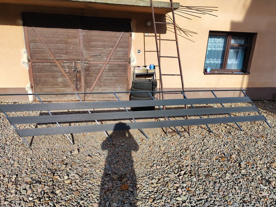 Barierka metalowa z deskami kompozytowymi