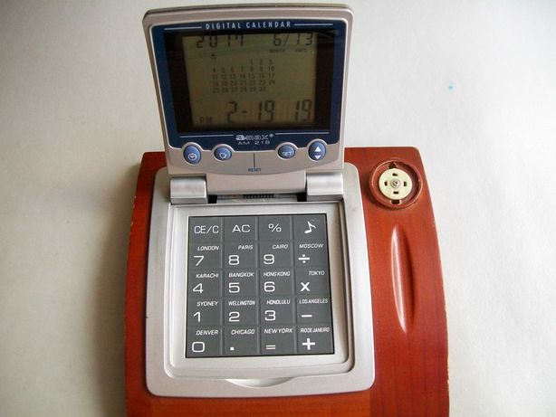 Kalkulator, kalendarz i budzik elektroniczny w jednym