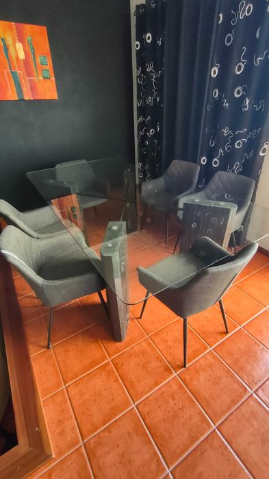 Mesa de Jantar em Pedra com Tampo de Vidro