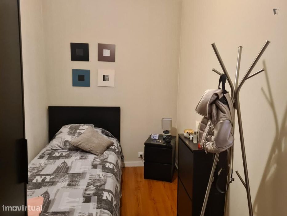 Quarto - localizado em Alameda Lisbon