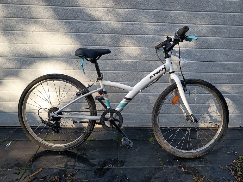 Bicicleta btt branca e azul