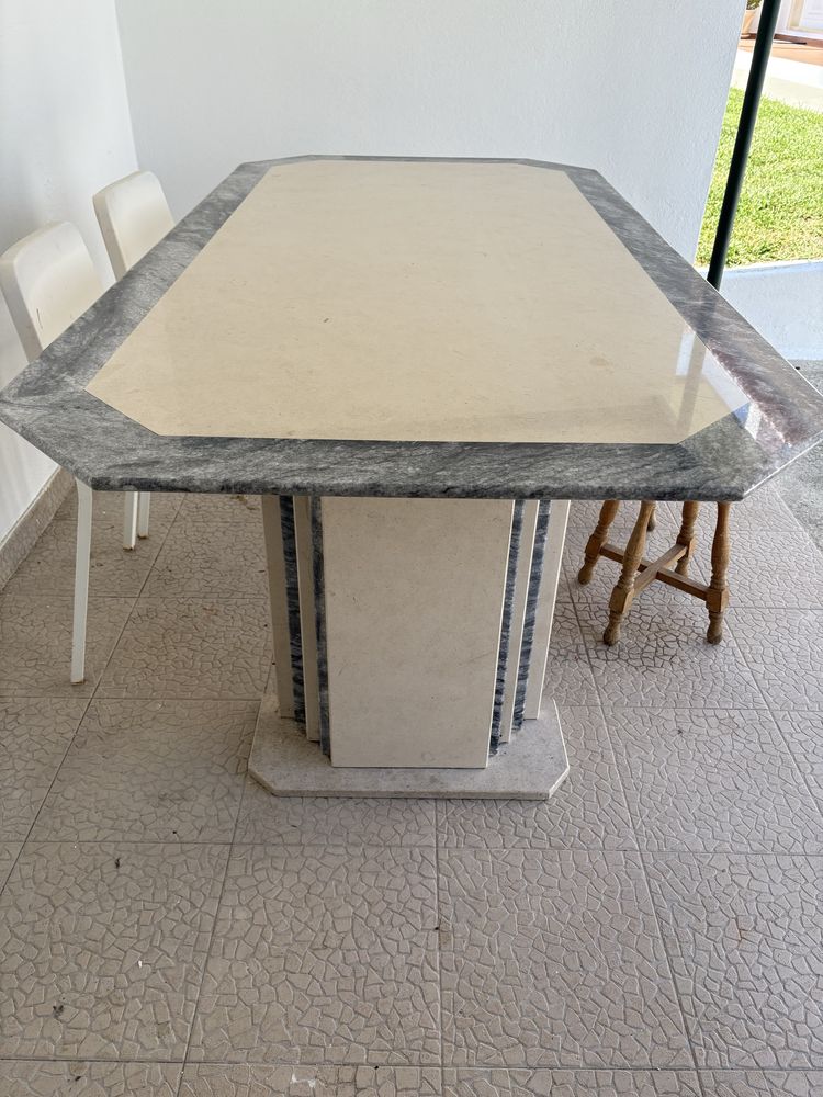Mesa de Marmore beje e cinzenta