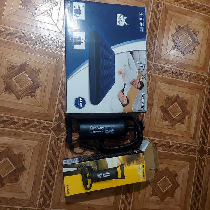 Надувной матрас 1.9×1.4×22см с насосом в комплекте