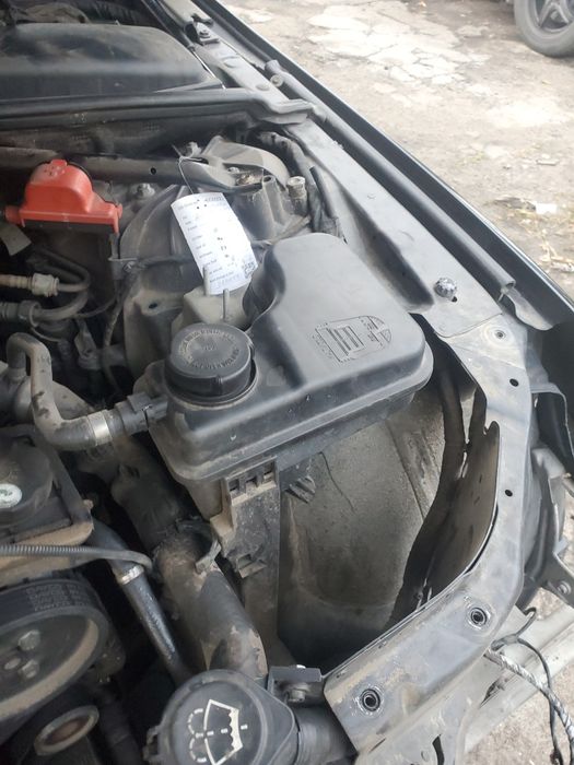 Бачок розширювальний БМВ Е53 Е60 Е65 Е70 Е71 Ф01 Ф10 Ф30. Бачок BMW