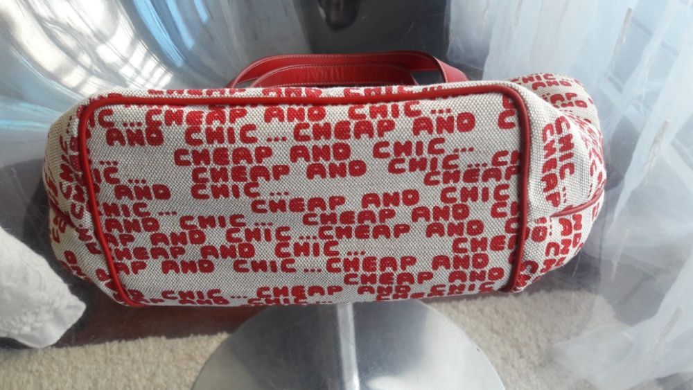 Mala em tons de cor de vinho e beje, de senhora da marca Moschino