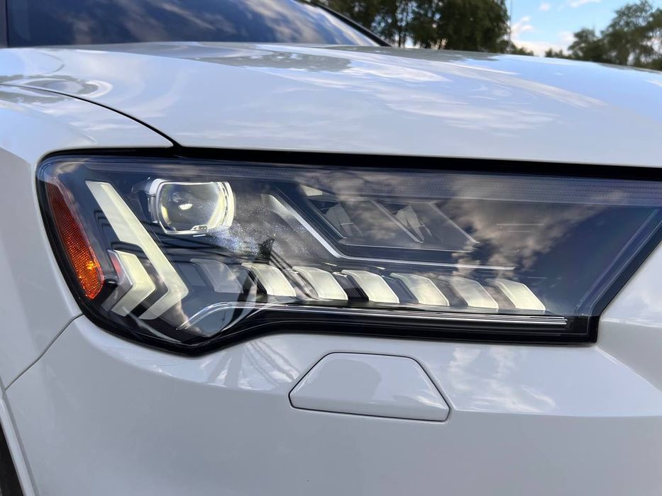 Audi Q7.Quattro Білого кольору кросовер
