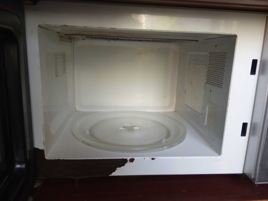 Мікрохвильова піч повністю працює