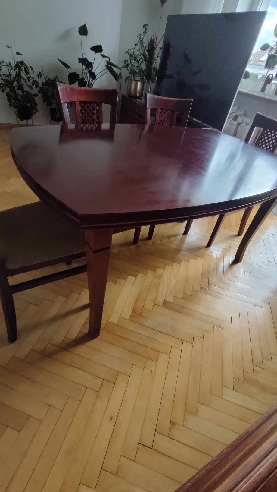 Używany stół do salonu