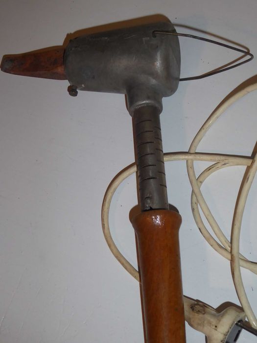 LUTOWNICA KOLBOWA  Drewnianym uchwytem, Sprawna, Wroc