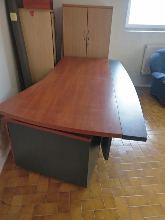 biurko z kontenerem podbiurkowym oraz półka do powieszenia