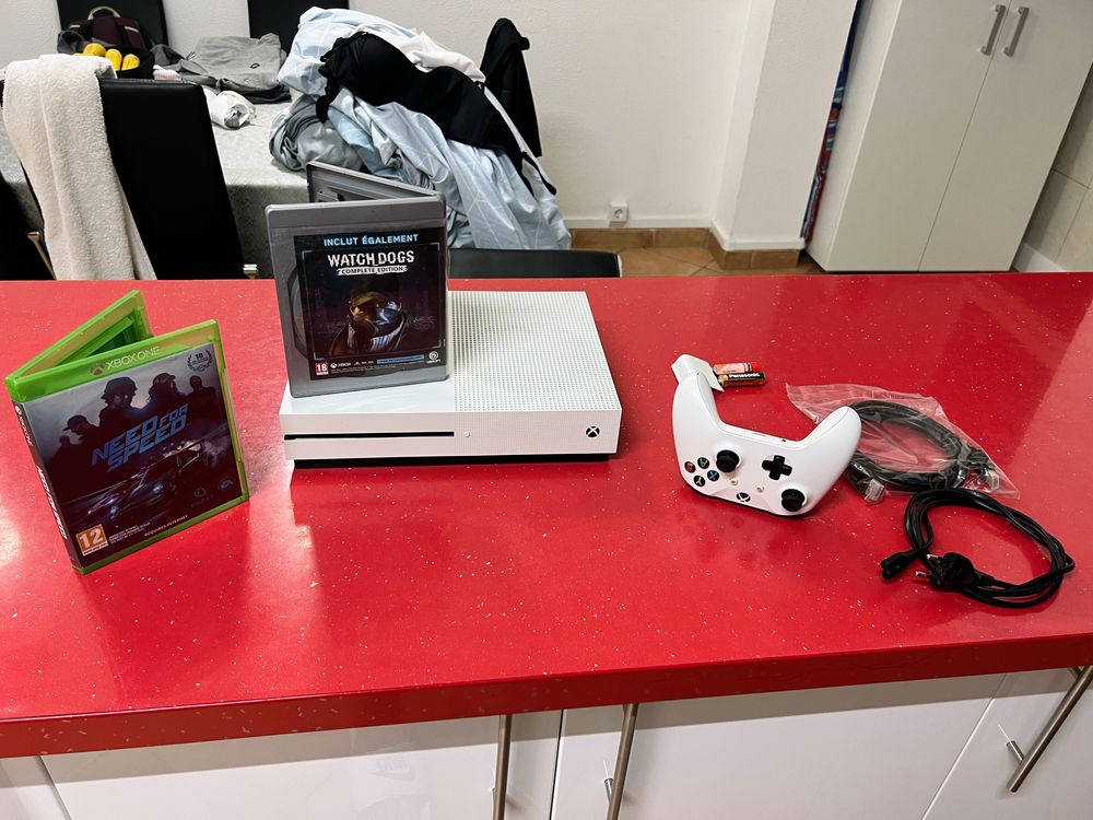 Xbox One S [1TB] 4K + Comando + Jogos