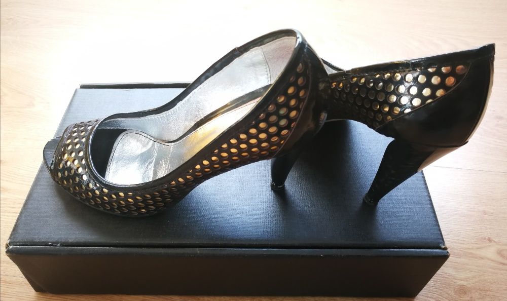 Sapatos pretos e dourados peep-toe da Fluxá tam 40