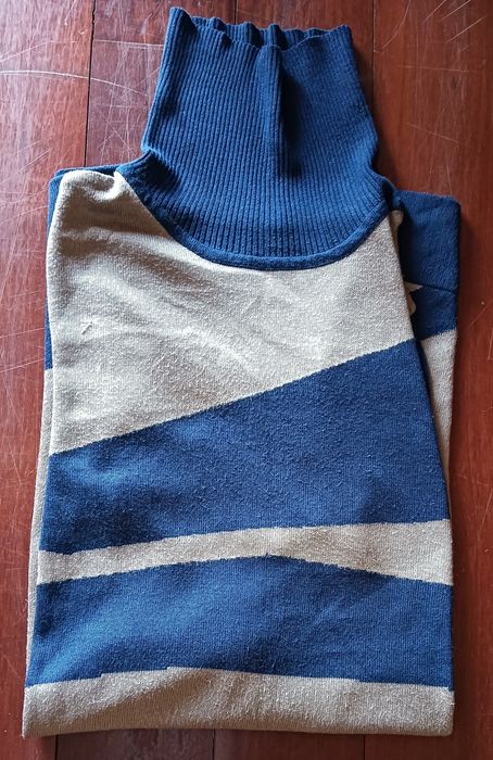 Camisola azul e bege