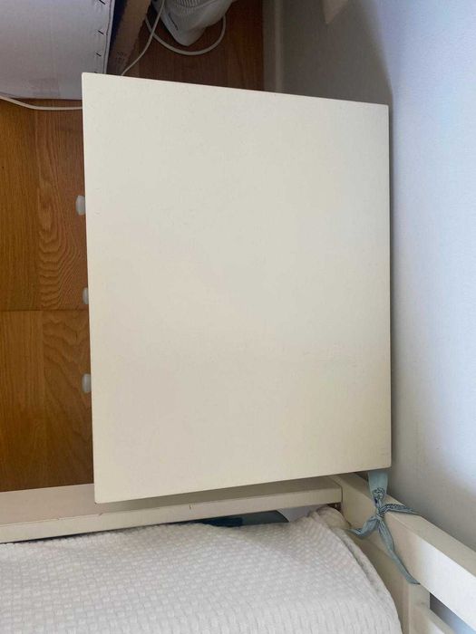 Mesa cabeceira branca