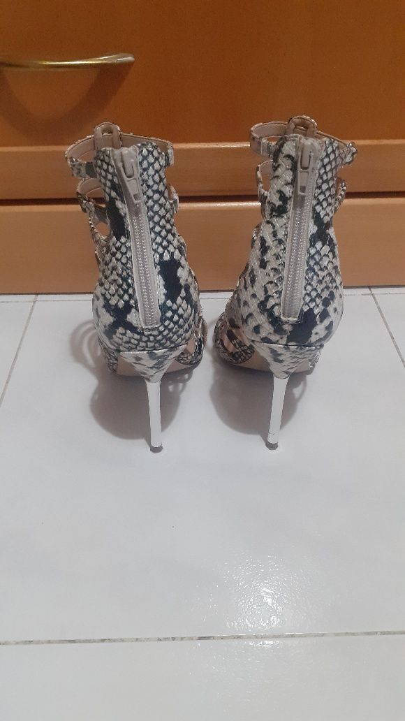 Sandálias ( Zebra ) Aldo  C/ Novas