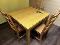 Drewniany stół z czterema krzesłami do jadalni lub salonu