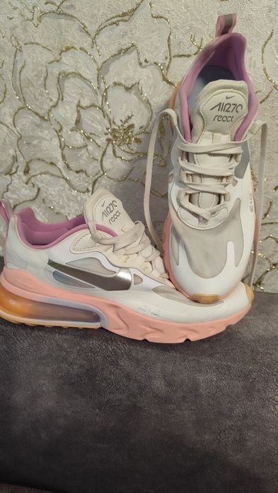 Це кросівки Nike Air Max 270 React