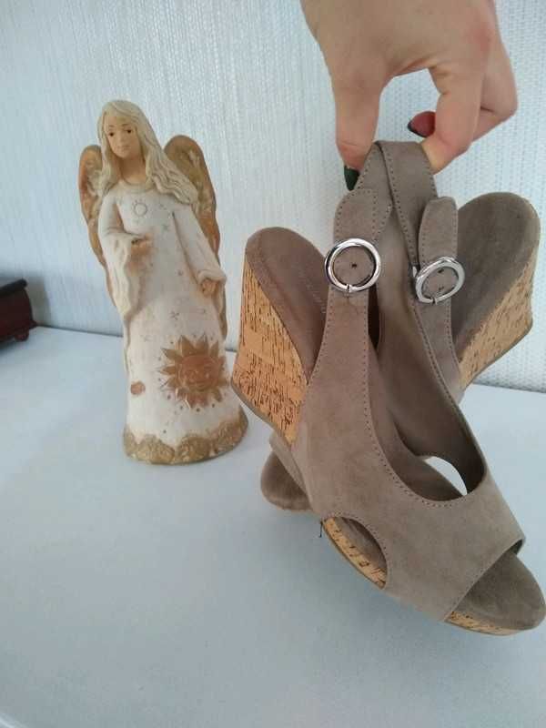 Zamszowe buty na koturnie Jenny Fairy