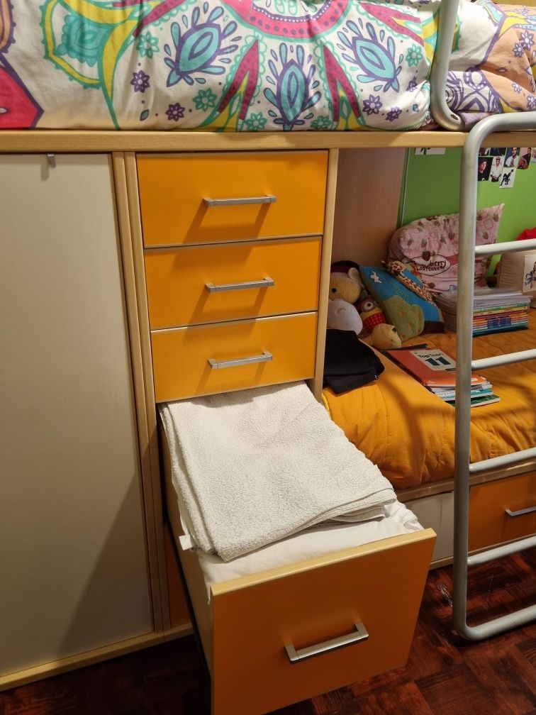 Móvel Beliche criança com 2 camas com escada roupeiro e 2 prateleiras