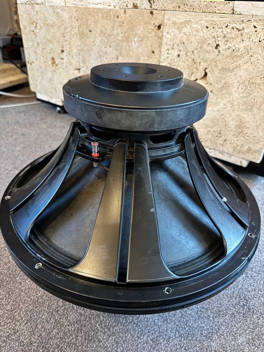 Profesjonalne głośniki basowe STX W.46.1300.8.MC (Para) - Potęga 18"