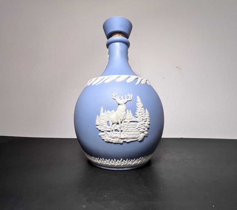 Karafka porcelanowa Wedgwood Jasperware Blue biskwit dla Glenfiddich