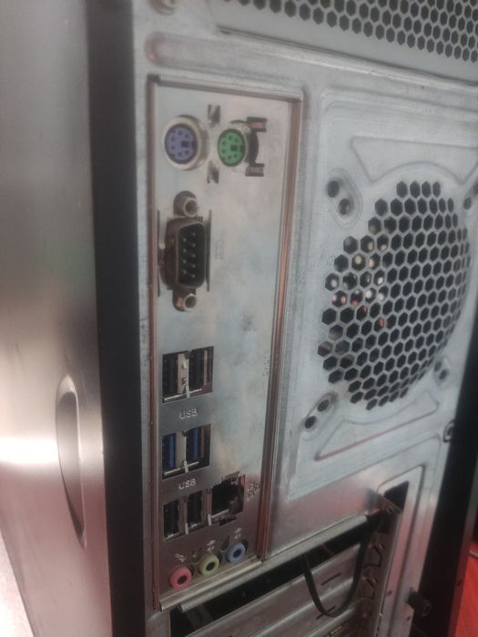 Компьютер/системный блок/монитор/клавиатура/мышь/колонки.