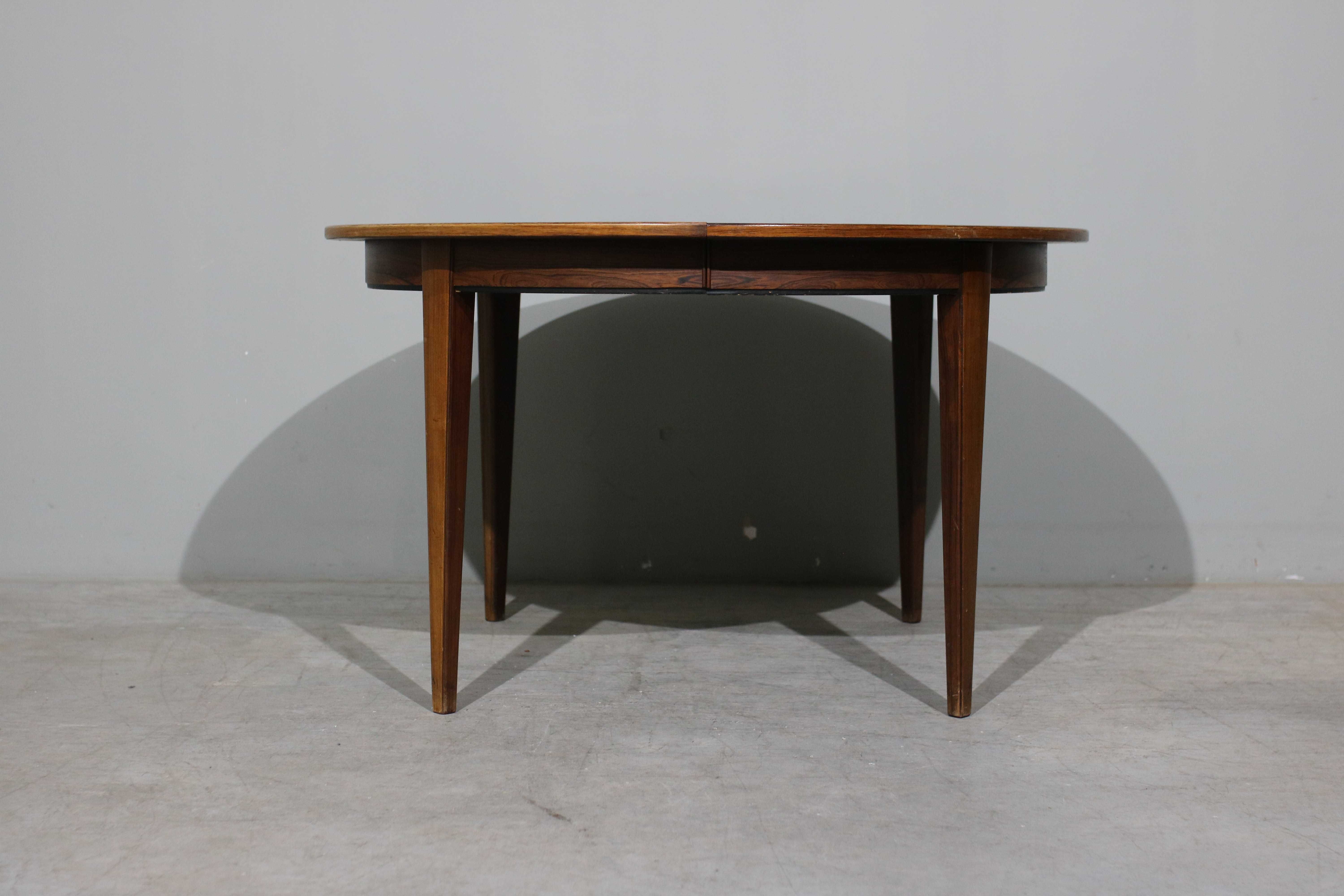 Mesa de jantar extensível Omann Jun modelo 55 em pau santo