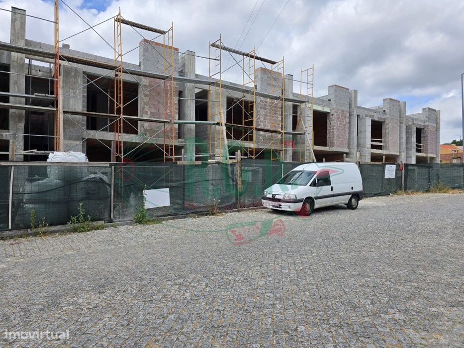 Moradia 2 Frentes Em Construção (3 Suites)