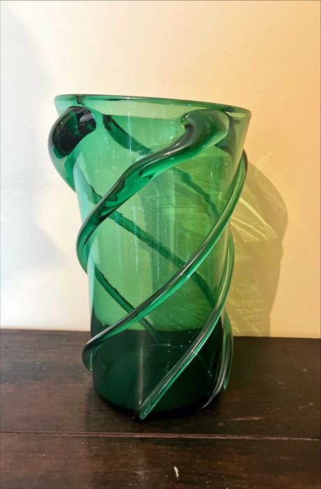 Jarra Decorativa em Vidro Artístico Verde com Espirais – 28 cm