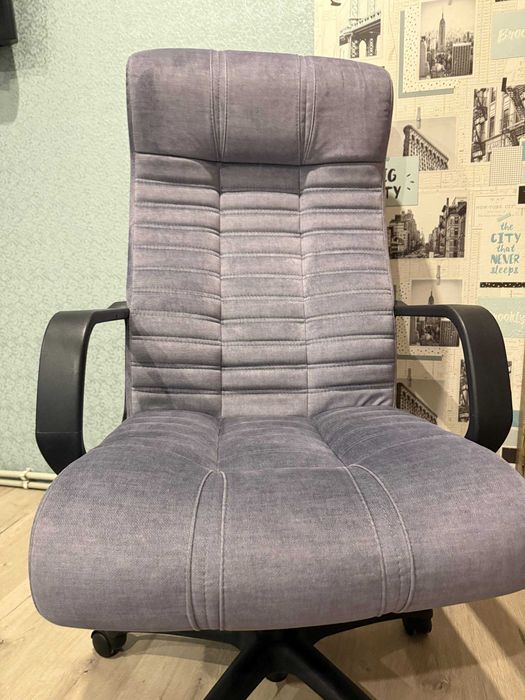 Зручне офісне крісло