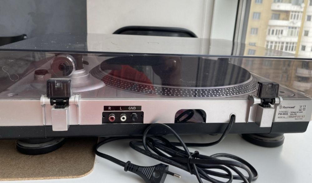 Програвач вінілу (проигрыватель виниловых пластинок)