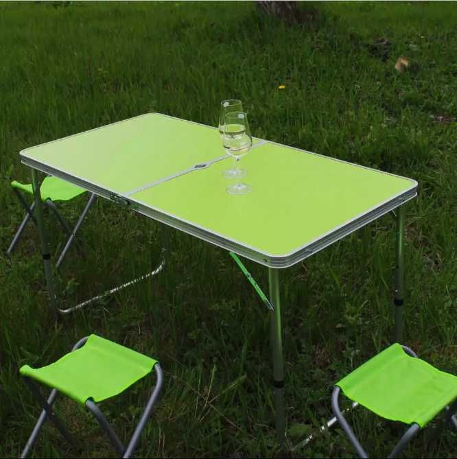 Столик для пикника в комплекте с четырьмя складными стульями.