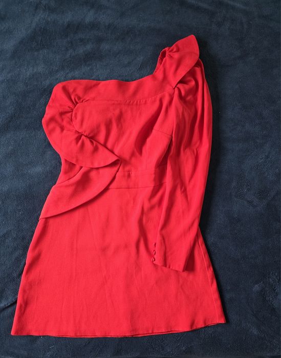 Czerowna sukienka lou Ayko na jedno ramię S 36