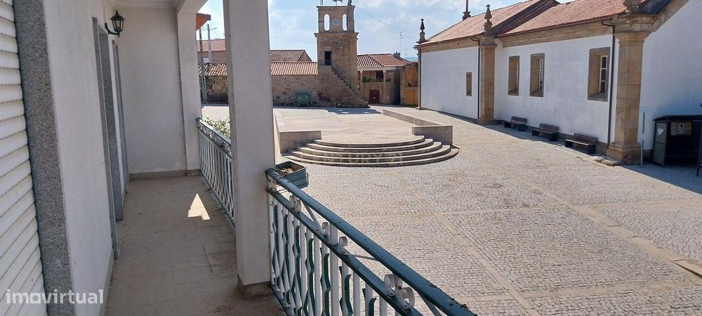 Moradia T2 com 2 espaços comerciais e garagem