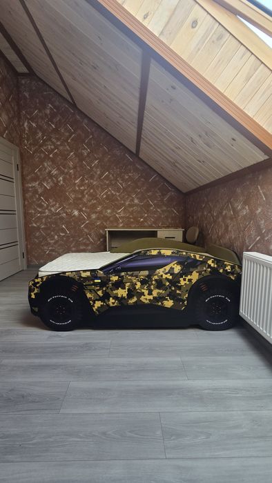 Б /у Продам шикарную кроватку для мальчика  с матрасом и тумбой