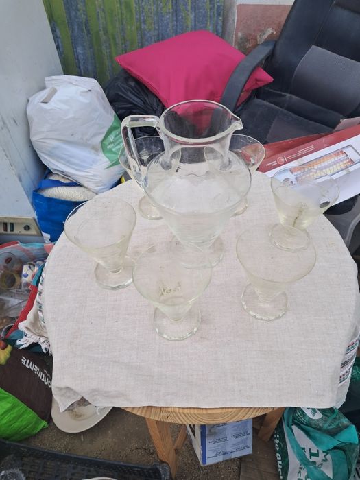 Jarro com quatro copos cocktail